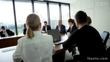 商务人士在公司会议上围着桌子坐